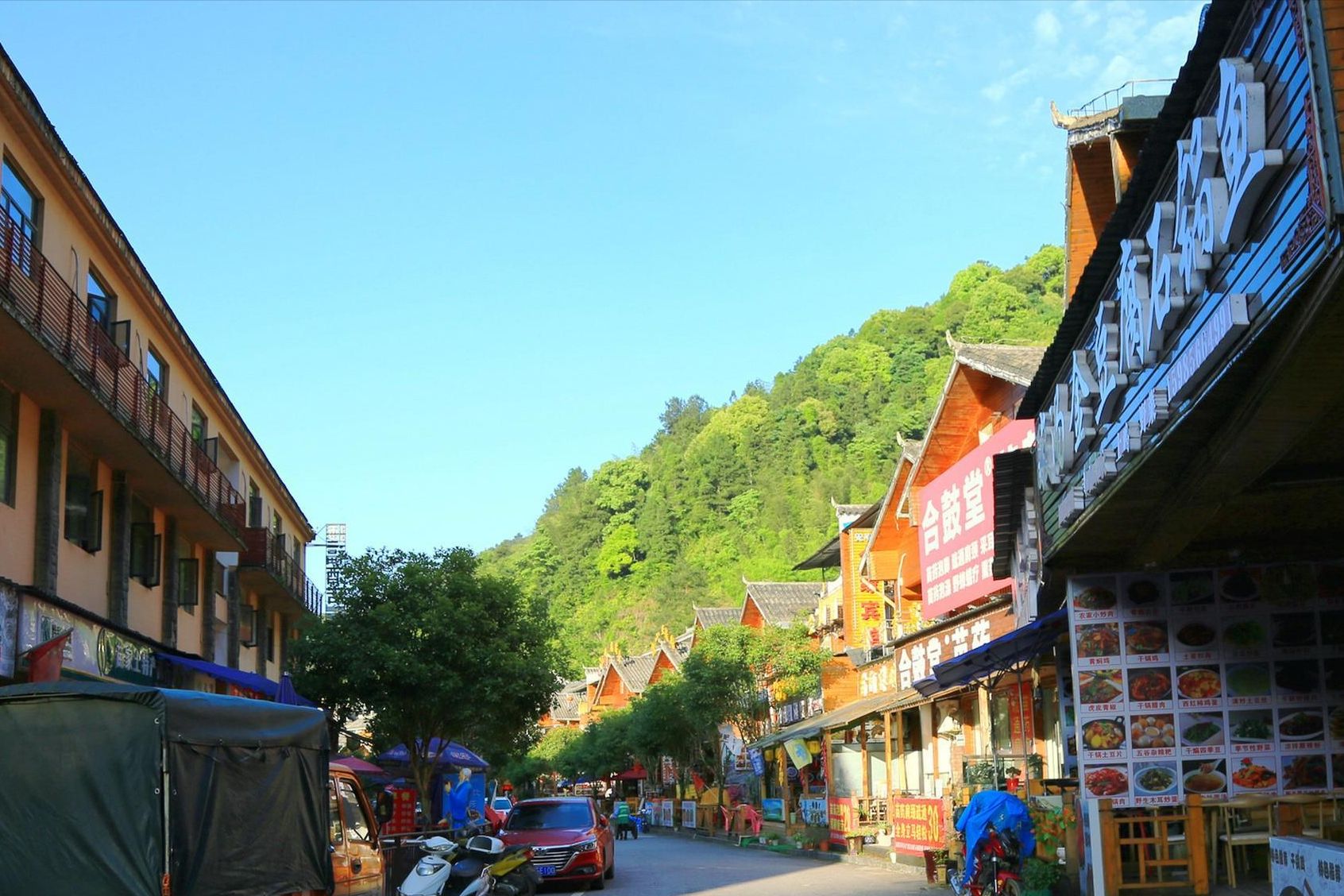 初见梵净山，梵街伴着黑湾河